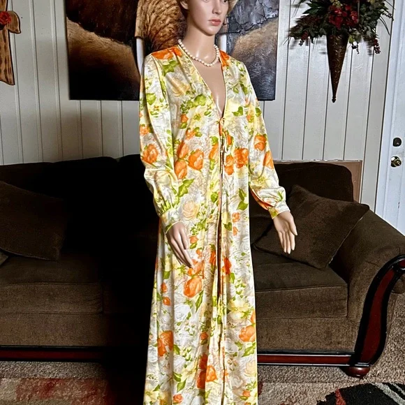 Virginia Wallace • Vintage • Medium • Yellow/Orange/Brown • Floral • Nightgown